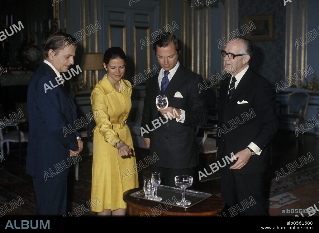 STOCKHOLM 1976-06-09 ***File***. Sweden's Prime Minister Olof Palme, left, and the Speaker of the Parliament Henry Allard, right, hand over the wedding-gift from the people of Sweden to King Carl Gustaf and Miss Silvia Sommerlath (Queen Silvia) when they married in 1976. The gift was 800 glasses with monograms.. Foto: Freddy Lindström / PrB / Scanpix Kod: 1047.