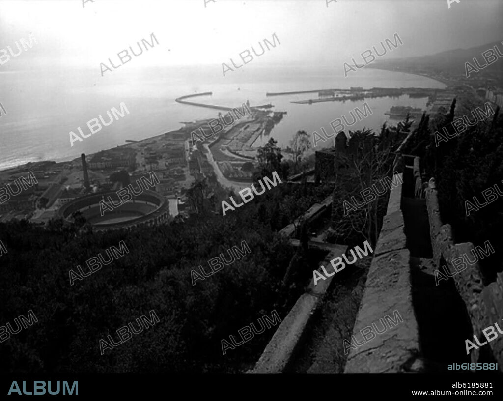 PANORAMICA DEL PUERTO DE MALAGA DESDE LA ALCAZABA - FOTOGRAFIA EN BLANCO Y NEGRO - AÑOS 50.