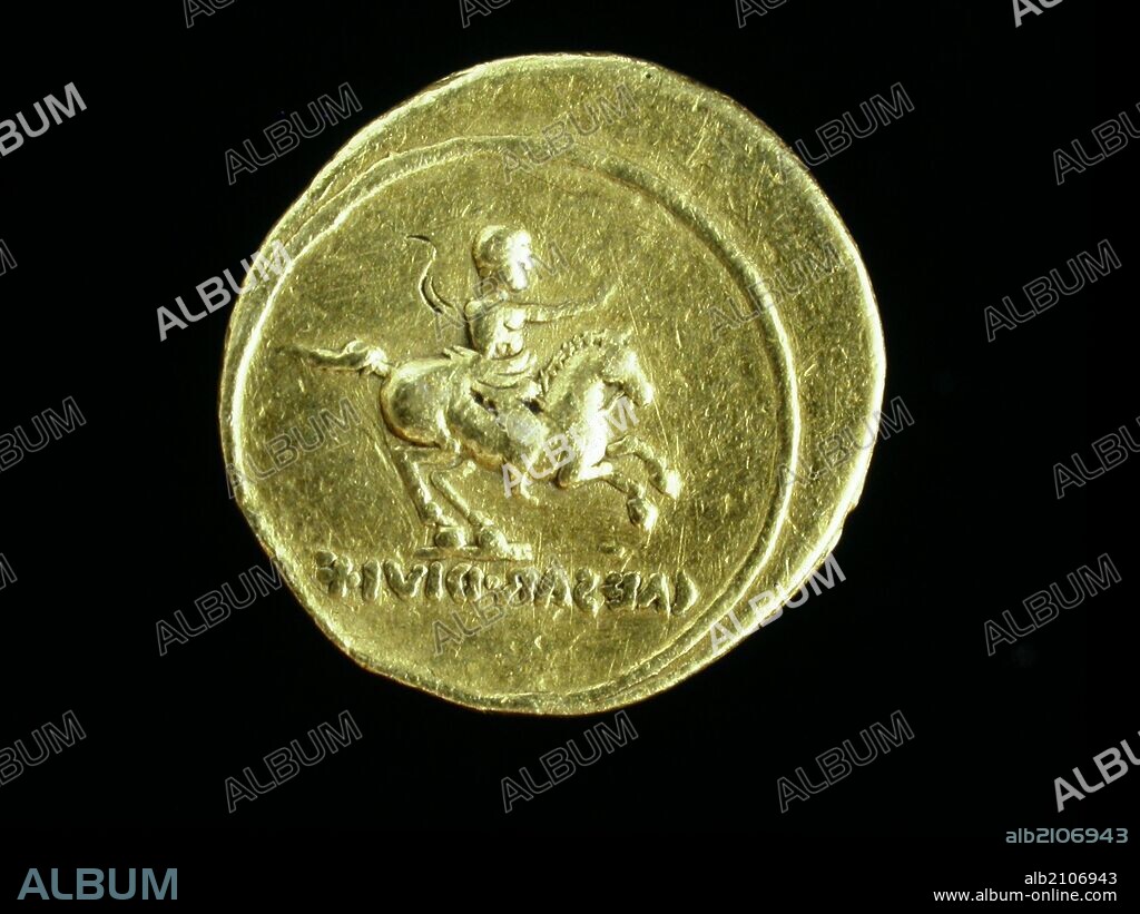 NUMISMATICA. MONEDA IMPERIO ROMANO. AUREO DE ORO, DE AUGUSTO. REVERSO. AUGUSTO A CABALLO A LA IZQUIERDA. 25 A.C. (DEPOSITO: MUSEO ARQUEOLOGICO NACIONAL).