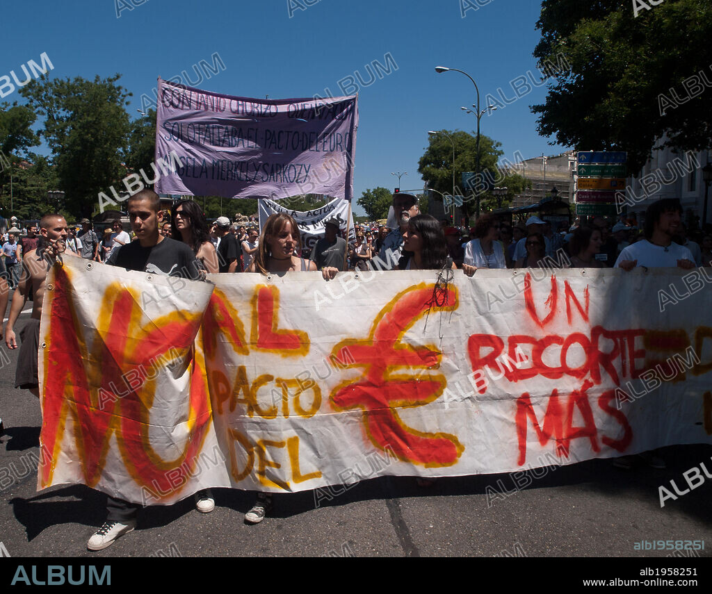 MOVIMIENTO 15-M o MOVIMIENTO DE LOS INDIGNADOS. Movimiento ciudadano que salió de forma pacifica a la calle para promover una democracia más participativa. MANIFESTACION DE LOS INDIGNADOS, por las calles de Madrid. 2011. España.