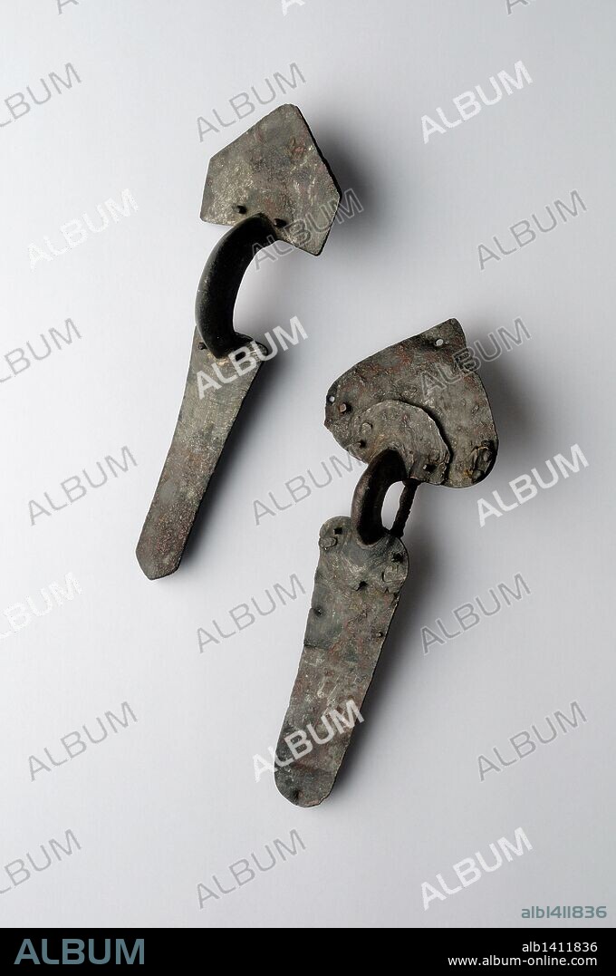 PIEZA Izquierda ; Fíbula trilaminar de arco en bronce, formada por tres piezas martilladas y unidas por clavos .Dimensiones 10, 2 x 3, 1 cm Altura 2 cm (Siglo V dc ) - Epoca Visigoda , procedente de la " Necrópolis de Afligidos " - Yacimiento arqueológico de Complutum en Alcalá de Henares ( Madrid ). ESPAÑA .