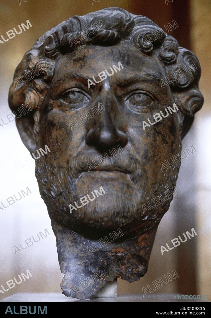 Hadrian (76-138 AD). Roman emperor. Nervan-Antonine dynasty. Bronze bust. Louvre Museum. Paris. France.