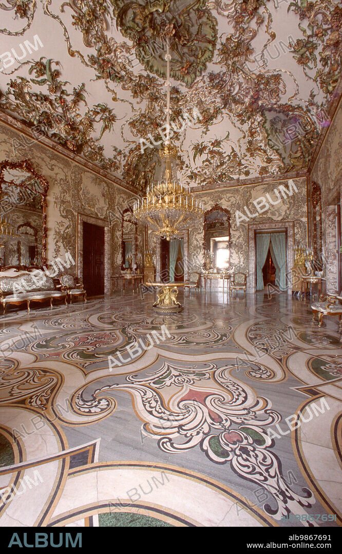 INTERIOR PALACIO REAL.- Madrid 25-9-2001.- Vista general del Salón Gasparini del Palacio Real, obra maestra diseñada por Matías Gasparini, chinesca y rococó, cargada de fantasías vegetales. Efe/ Gustavo Cuevas / jb.