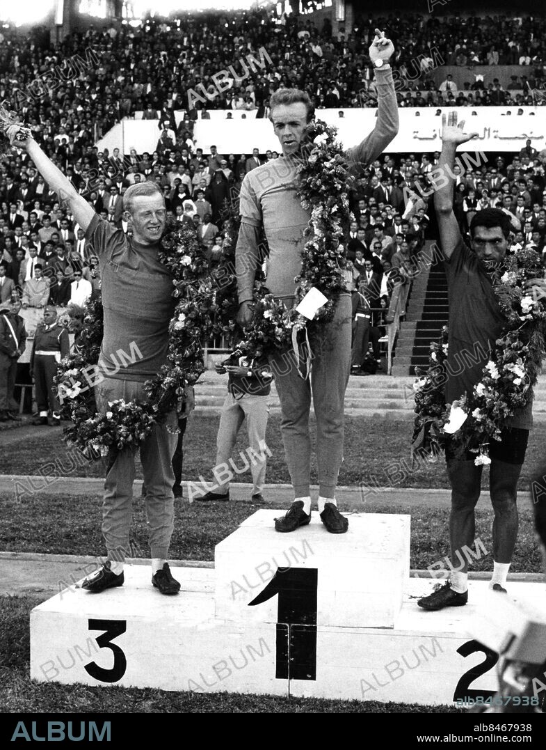 ARKIV 1967. Gösta "Fåglum" Pettersson på prispallen efter att ha vunnit Marocko Runt. På andra plats Mohammed el Courch. Trea Erik "Rödtoppen" Pettersson.. Foto: UPI Kod:450. SCANPIX SWEDEN.