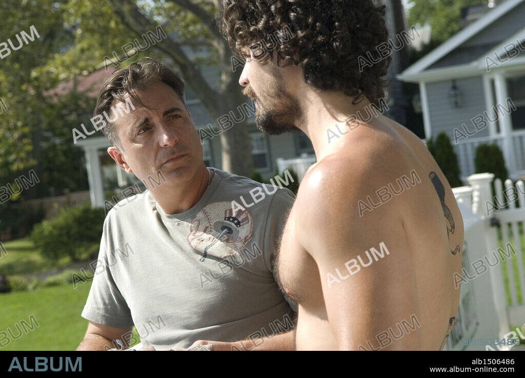 ANDY GARCIA y STEVEN STRAIT en CITY ISLAND, 2009, dirigida por RAYMOND DE FELITTA. Copyright CINESON ENTERTAINMENT/MEDICI ENTERTAINMENT.