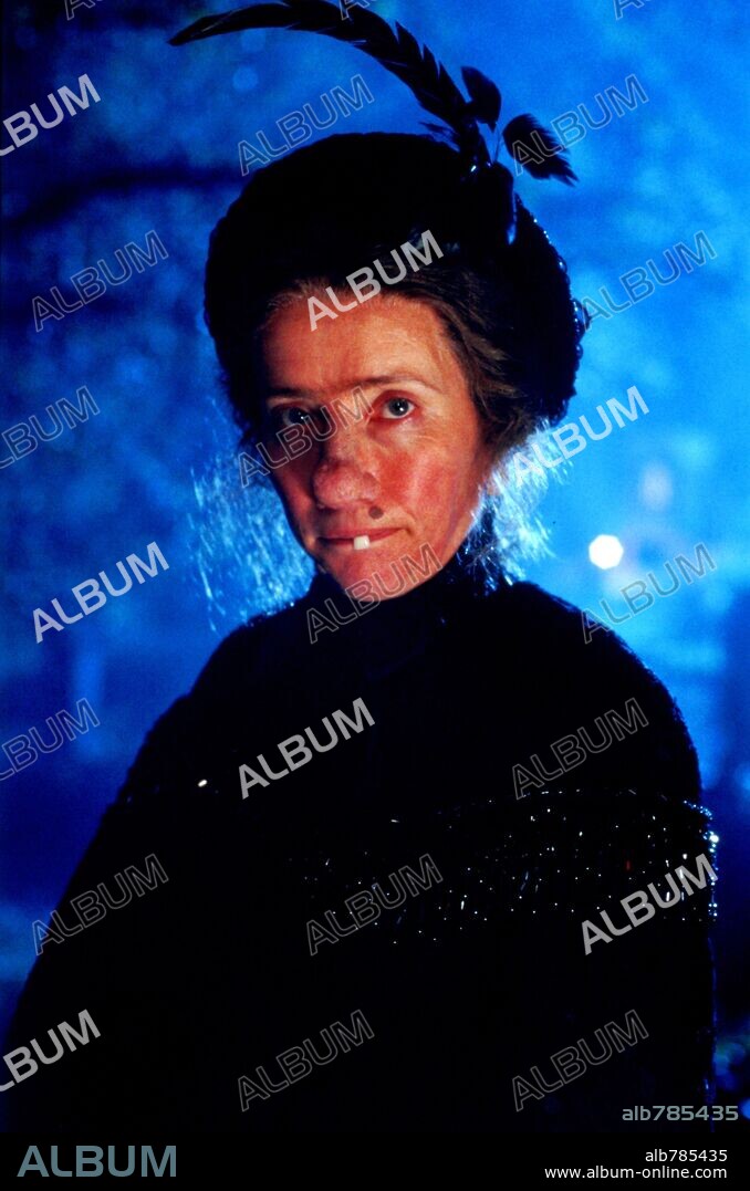 EMMA THOMPSON in NANNY MCPHEE, 2005, directed by KIRK JONES. Copyright UNIVERSAL PICTURES.