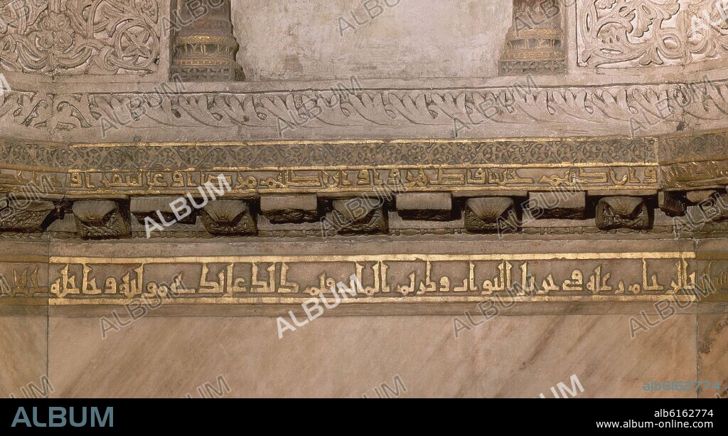 MIHRAB-ZOCALO DE MARMOL DE LAS AMPLIAC DE AL-HAKAM II CON INSCRIPC.