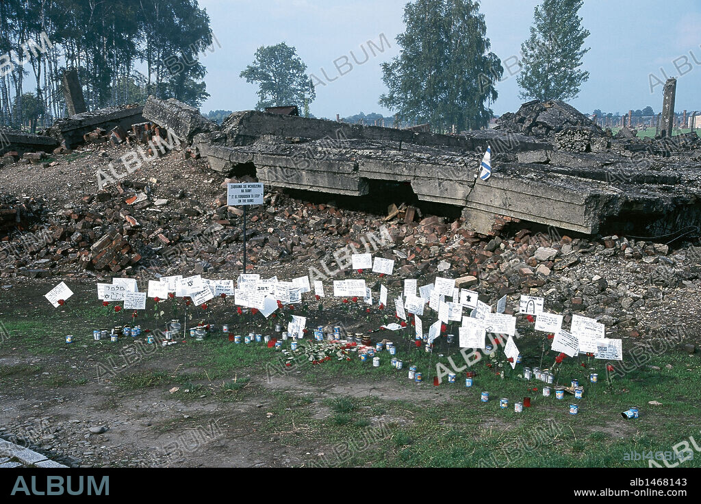 SEGUNDA GUERRA MUNDIAL (1939-1945). CAMPO DE CONCENTRACION DE AUSCHWITZ II O BIRKENAU. Creado en octubre de 1941. Vista de los restos de un HORNO CREMATORIO, destruido por los alemanes al abandonar el campo. Junto a él, carteles que recuerdan a los que allí murieron. Polonia.