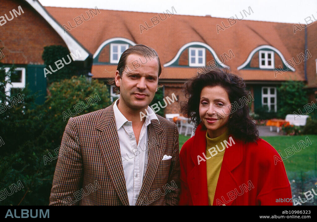 Enno Baron von Ruffin with his wife, singer Vicky Leandros in front of Basthorst mansion, Germany 1988.