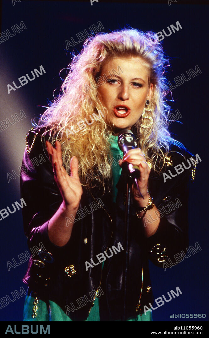 Mandy Winter, German singer, with her song "Light Come and Light Go" in the ZDF hit parade of June 14, 1989.