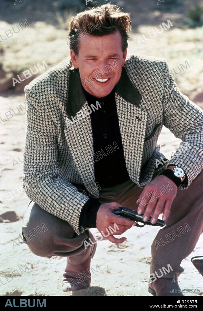 MICKEY ROURKE en ARENAS BLANCAS, 1992 (WHITE SANDS), dirigida por ROGER DONALDSON. Copyright MORGAN CREEK/WARNER BROS.
