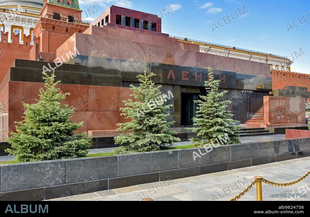 Lenin's tomb containing his embalmed body to visit the Red Square in Moscow, Russia, Tumulo de Lenin, Moscow, Brasil