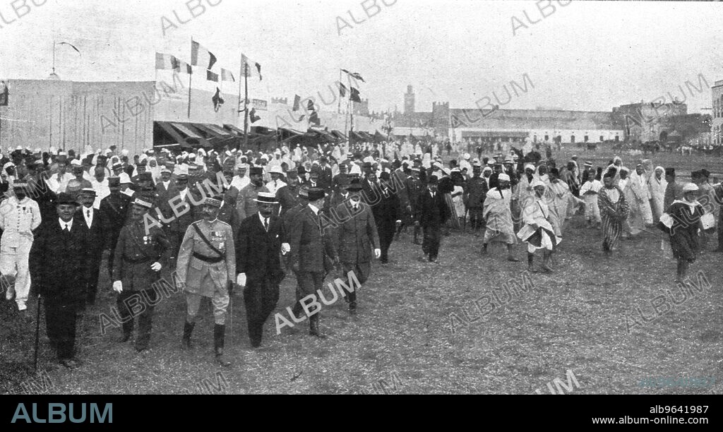 SCHMIT ET RATEL. 'L'inauguration de la Foire de Fez; le general Lyautey, resident general du Maroc, inaugure la foire de Fez, le 16 octobre.', 1916. From "Collection de la Guerre IV. L'Illustration Tome CXLVII. La Guerre Juillet, Aout, Septembre, Octobre, Novembre, Decembre 1916".