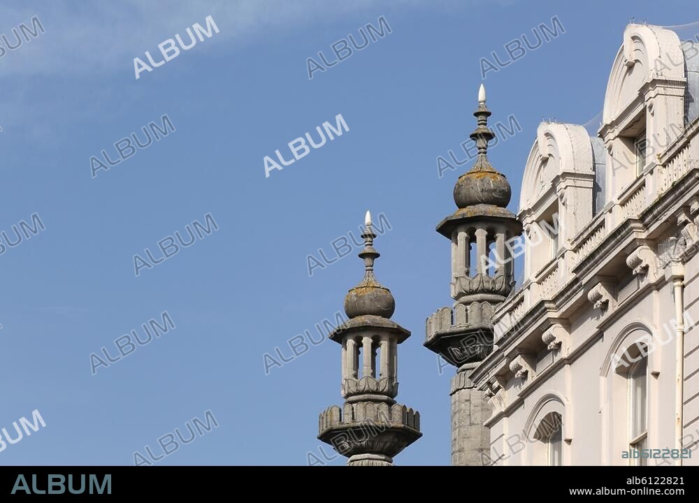 Brighton (England, Seebad an der Kanalküste), Royal Pavilion (1815-1822 im indischen Stil erbaut für König Georg IV.; Arch.: John Nash).-Teilansicht: Minarette und Fassade eines Wohnhauses im Vordergurnd.-Foto, 2009.
