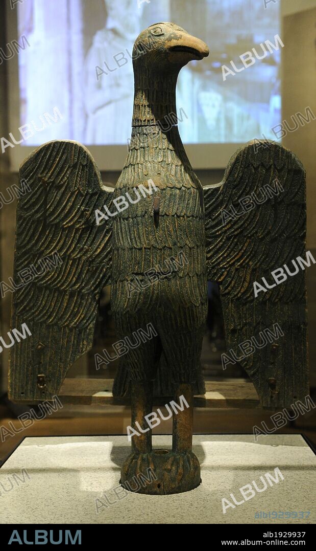 ARTE. EDAD MEDIA. ROMANICO. ALEMANIA. AGUILA ATRIL. Madera de roble policromada. Nordwestdeutschland, hacia 1200. En el arte cristiano, el águila es un símbolo de Juan el Apóstol, sino también de la resurrección y la ascensión de Cristo. Museo Histórico Alemán (Deutsches Historisches Museum). Berlín. Alemania. Europa.