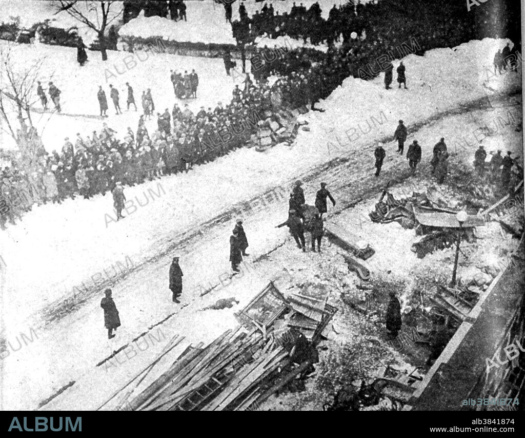 Crowds watching the work of rescue at the Knickerbocker Theater. 96 were killed and 125 injured in the collapse of the theater. One other man froze to death in the storm. Washington, D. C. January 27, 28, 1922.