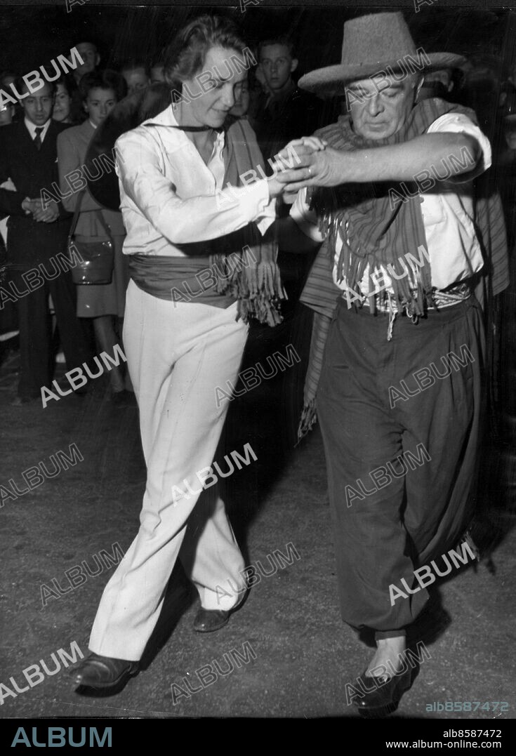 ARKIV -1948 . Evert Taube dansar tango på Gamla stans hembygdsförening, med Carmencitas dotter Vera Siöcrona. Bilden publicerad i boken "Så roade vi oss".. Foto: DEX Kod: 192 . COPYRIGHT SCANPIX SWEDEN.