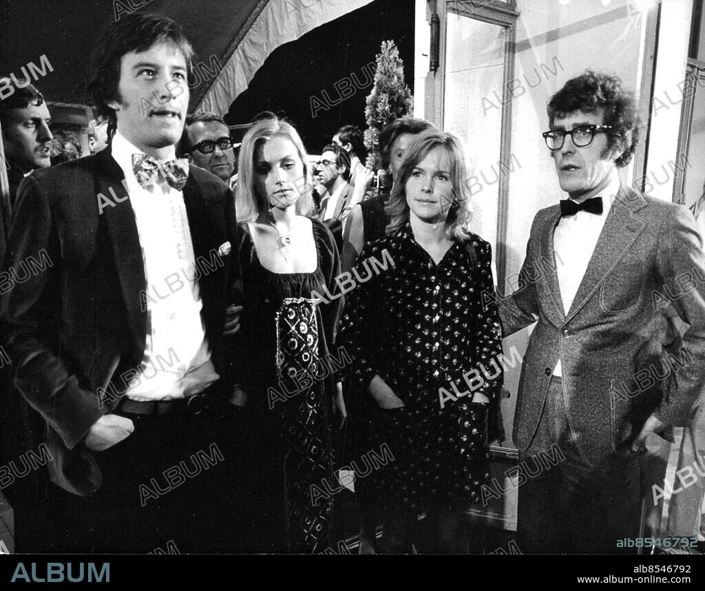 FRANKRIKE CANNES 1971-05-23.. Skådespelaren Thommy Berggren och regissören Bo Widerberg med sällskap på filmfestivalen i Cannes med filmen "Joe Hill".. Foto: Skånereportage / IBL Bildbyrå / TT / Kod: 36100.