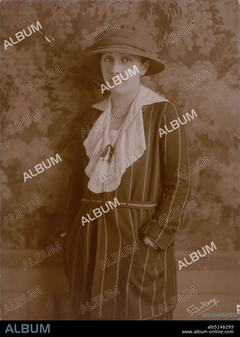 Minya Diez-Dührkoop, Carla Erna Wilhelmine Scholz, From the estate of Dr. Renate Scholz, silver gelatin paper, black and white positive process, image size: height: 22,40 cm; width: 16,60 cm, signed, copied in the image: Dührkoop, portrait photography, woman, portrait, standing figure, headdress.