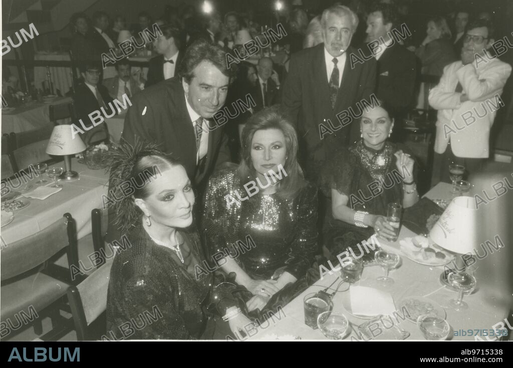 Junio de 1990. Sara Montiel, José Luis Perales, Rocío Jurado, Pepe Tous y Nati Mistral en el programa de TVE «Viva el espectáculo».