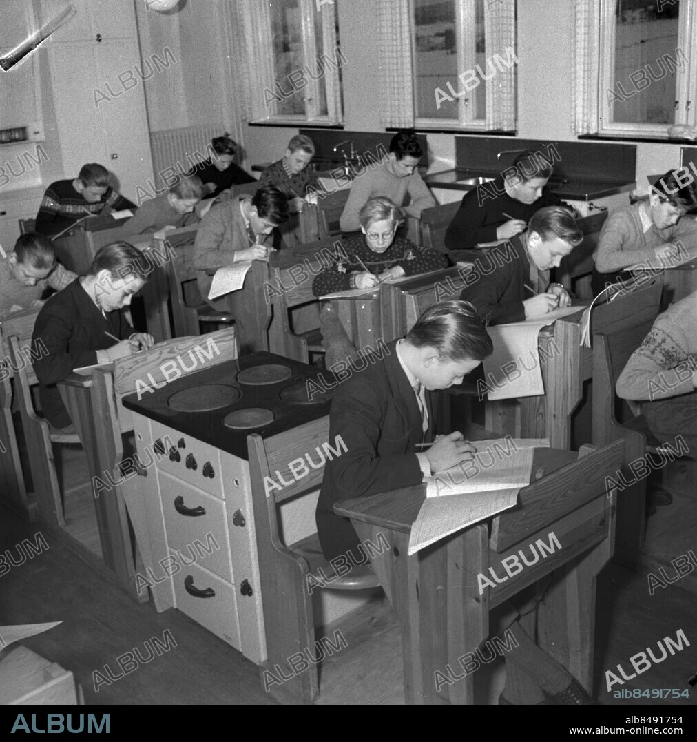 Göteborg januari 1951 - Pojkar sitter i gamla skolbänkar *** Local Caption *** GT Låda Krep 2010-10. KAMERAREPORTAGE.