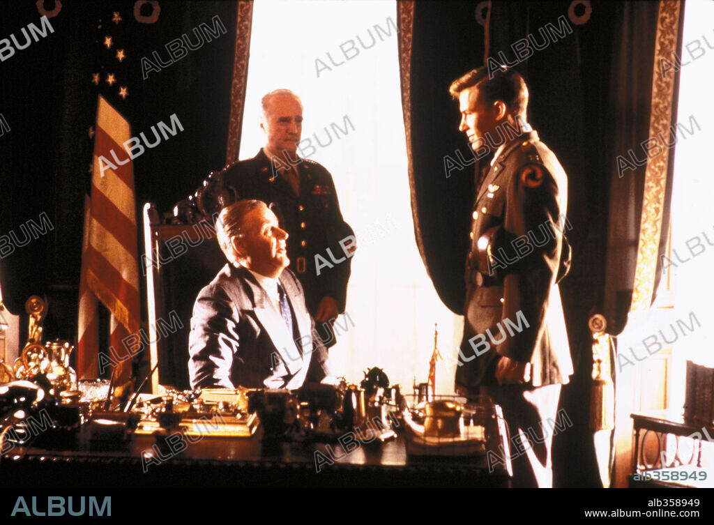 BEN AFFLECK and JON VOIGHT in PEARL HARBOR, 2001, directed by MICHAEL BAY. Copyright TOUCHSTONE PICTURES / COOPER, ANDREW.