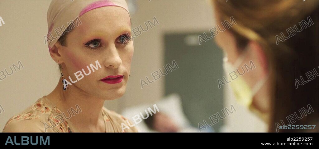 JARED LETO en DALLAS BUYERS CLUB, 2013, dirigida por JEAN-MARC VALLEE. Copyright VOLTAGE PICTURES.
