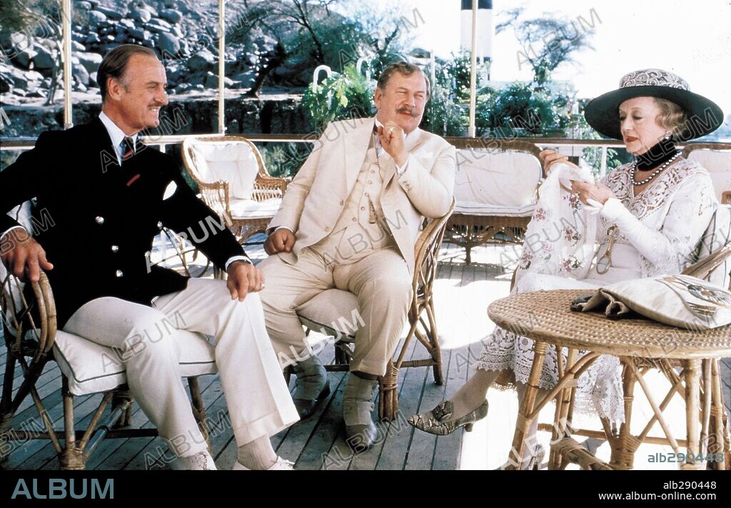 BETTE DAVIS, DAVID NIVEN y Sir Peter Ustinov. BETTE DAVIS, DAVID NIVEN y PETER USTINOV en MUERTE EN EL NILO, 1978 (DEATH ON THE NILE), dirigida por JOHN GUILLERMIN. Copyright EMI.