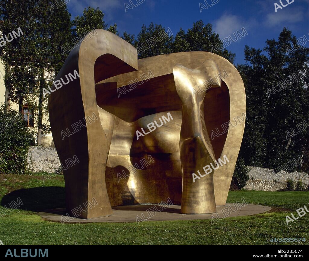 Henry Moore (Castleford, Reino Unido, 1898-Much Hadham, Reino Unido, 1986). GRAN FIGURA EN UN REFUGIO. Escultura en bronce inaugurada en 1990 en el Parque de los Pueblos de Europa. Simboliza el símbolo de Gernika como Ciudad de la Paz. Gernika (Guernica). Provincia de Vizcaya. País Vasco.