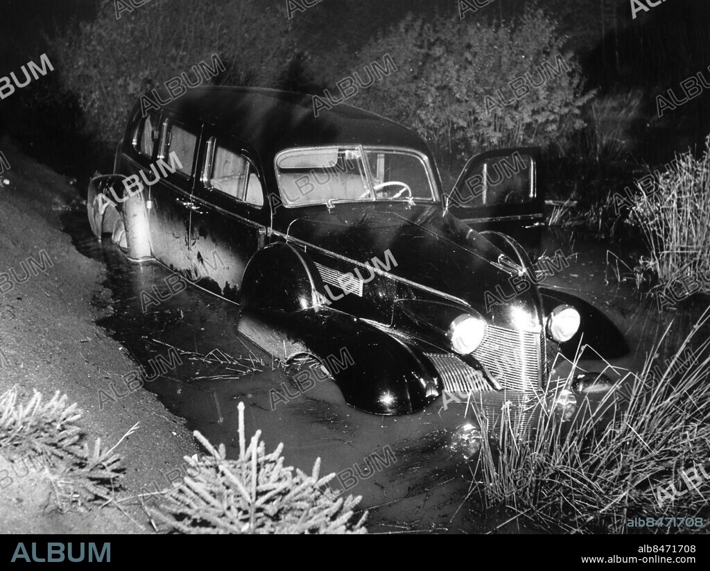 19460929 - . Gustaf V :s bil for i diket en septemberdag 1946. Med kungen på passagerarsätet bredvid den olyckliga föraren hetsad av monarkens kärlek till höga farter. Efter den dagen kommer platsen för all framtid att heta "Kungens Kurva". Foto: Reportagebild Kod: 35600. COPYRIGHT SCANPIX SWEDEN.