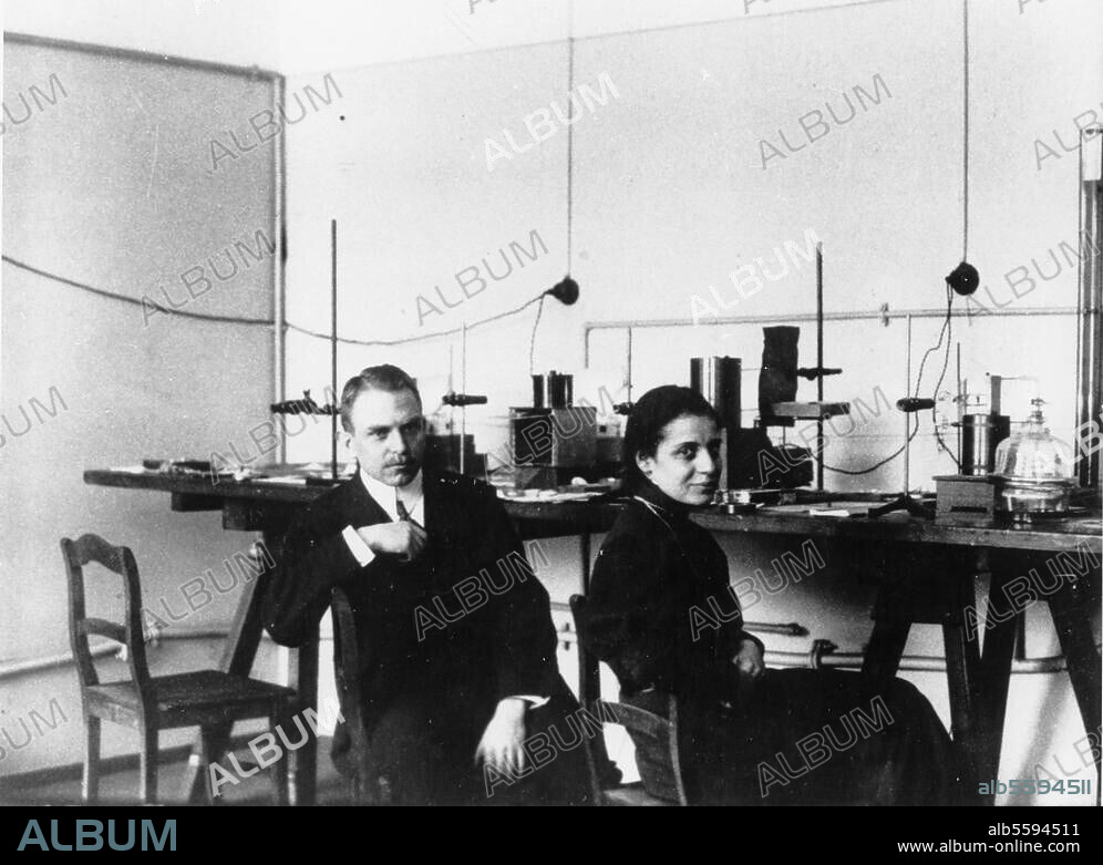 Hahn, Otto Chemiker, Frankfurt a. M. 8.3.1879 - Göttingen. 28.7.1968. Mit Lise Meitner im Labor. Foto, 1919.