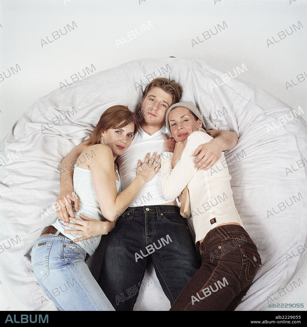 AMY ADAMS, BEN MCKENZIE and EMBETH DAVIDTZ in JUNEBUG, 2005, directed by PHIL MORRISON. Copyright SONY PICTURES CLASSICS.
