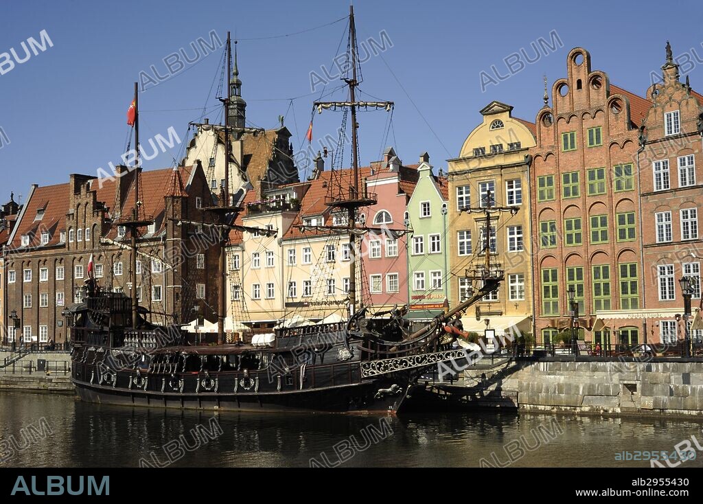 POLONIA. GDANSK. Paseo del Muelle, a lo largo del río Motlawa. Reproducción de un barco pirata, reclamo turístico. En frente, el Museo Arqueológico. Area del Muelle. Europa.