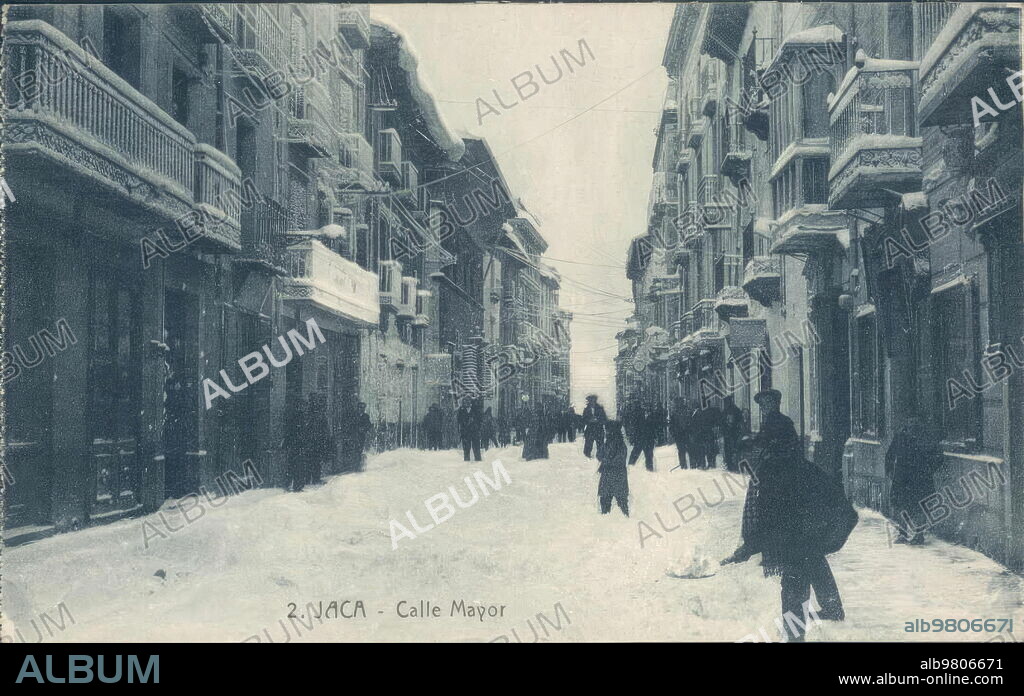 Habitantes en la calle mayor de Jaca después de una gran Nevada.
