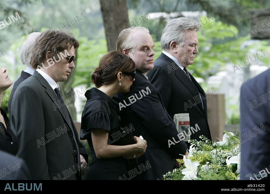 ALBERT FINNEY, ETHAN HAWKE, MARISA TOMEI and PHILIP SEYMOUR HOFFMAN in BEFORE THE DEVIL KNOWS YOU'RE DEAD, 2007, directed by SIDNEY LUMET. Copyright LINSEFILM/MICHAEL CERENZIE PROD./UNITY PRODUCTIONS / HART, WILL.