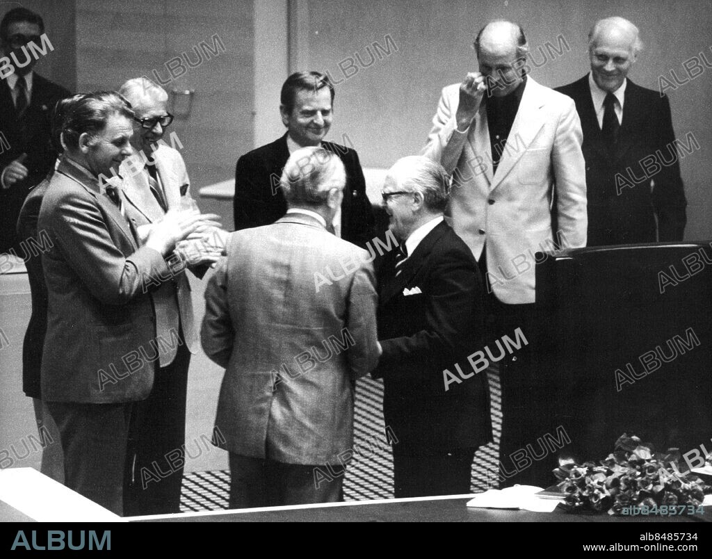 Stockholm 1979-06-09. Henry Allard (S), i första ledet till höger, avgår som talman och avtackas av bland andra Thorbjörn Fälldin, Gösta Bohman och Olof Palme. Foto: Gunnar Lundmark / SvD / TT / kod 12014.