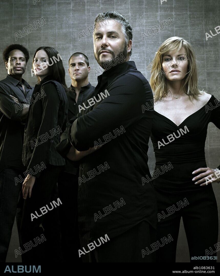 GARY DOURDAN, GEORGE EADS, JORJA FOX, MARG HELGENBERGER and WILLIAM PETERSEN in CSI: CRIME SCENE INVESTIGATION, 2000. Copyright CBS TELEVISION.