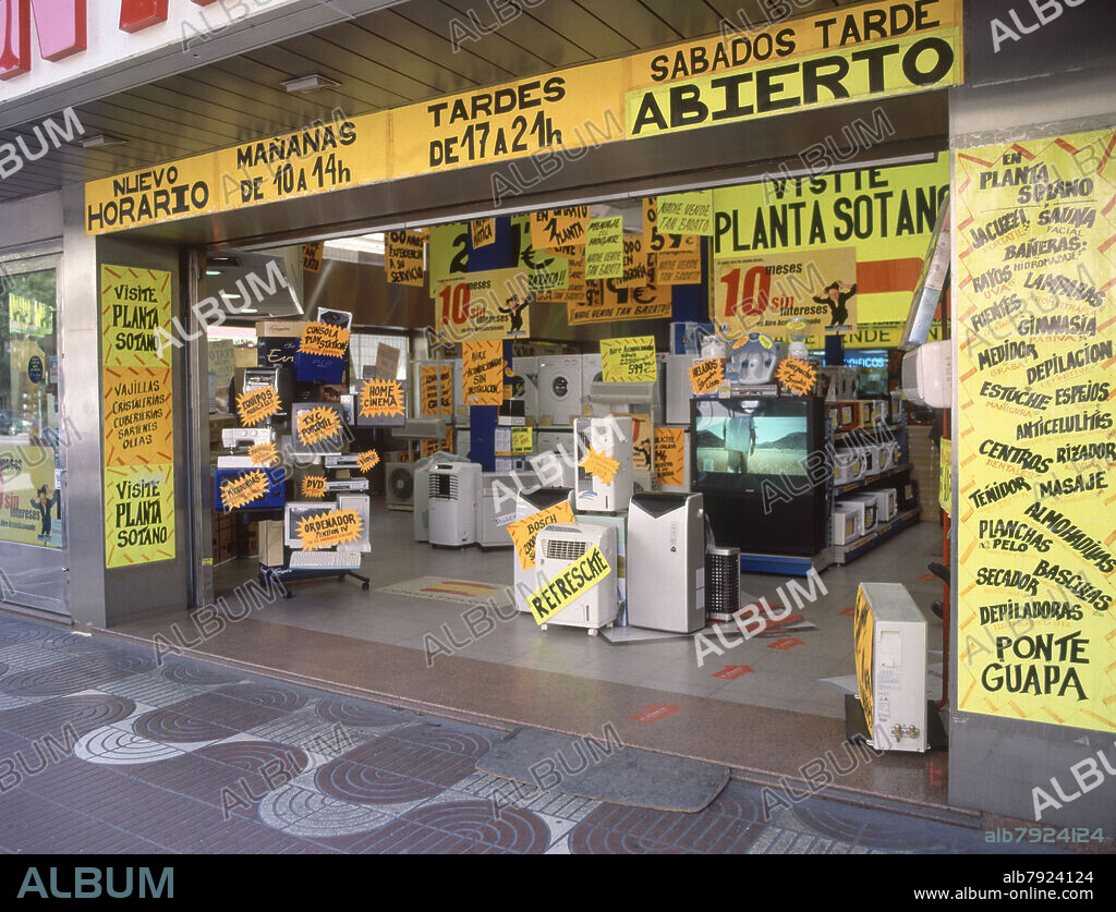 TIENDA DE ELECTRODOMESTICOS EN LA CALLE BRAVO MURILLO - FOTO AÑOS 00.