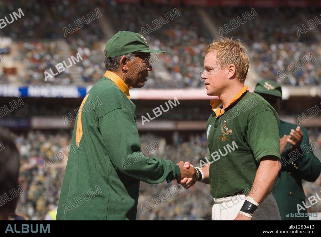 MATT DAMON y MORGAN FREEMAN en INVICTUS, 2009, dirigida por CLINT EASTWOOD. Copyright WARNER BROS PICTURES.