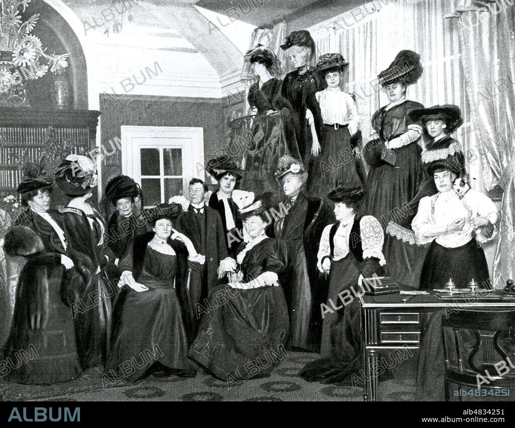 L'academie du prix litteraire lance par le magazine Vie Heureuse, qui deviendra Prix Femina. Tout en haut, entre Marcelle Tinayre et la Comtesse de Noaille, on peut voir Severine. Photographie publiee dans l'Illustration en decembre 1906. Credit : Collection KHARBINE-TAPABOR.