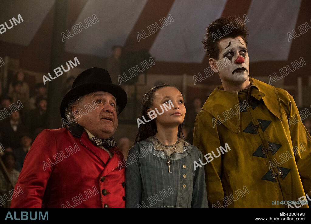 COLIN FARRELL, DANNY DEVITO et FINLEY HOBBINS dans DUMBO, 2019, réalisé par TIM BURTON. Copyright TIM BURTON PRODUCTIONS/WALT DISNEY PICTURES.