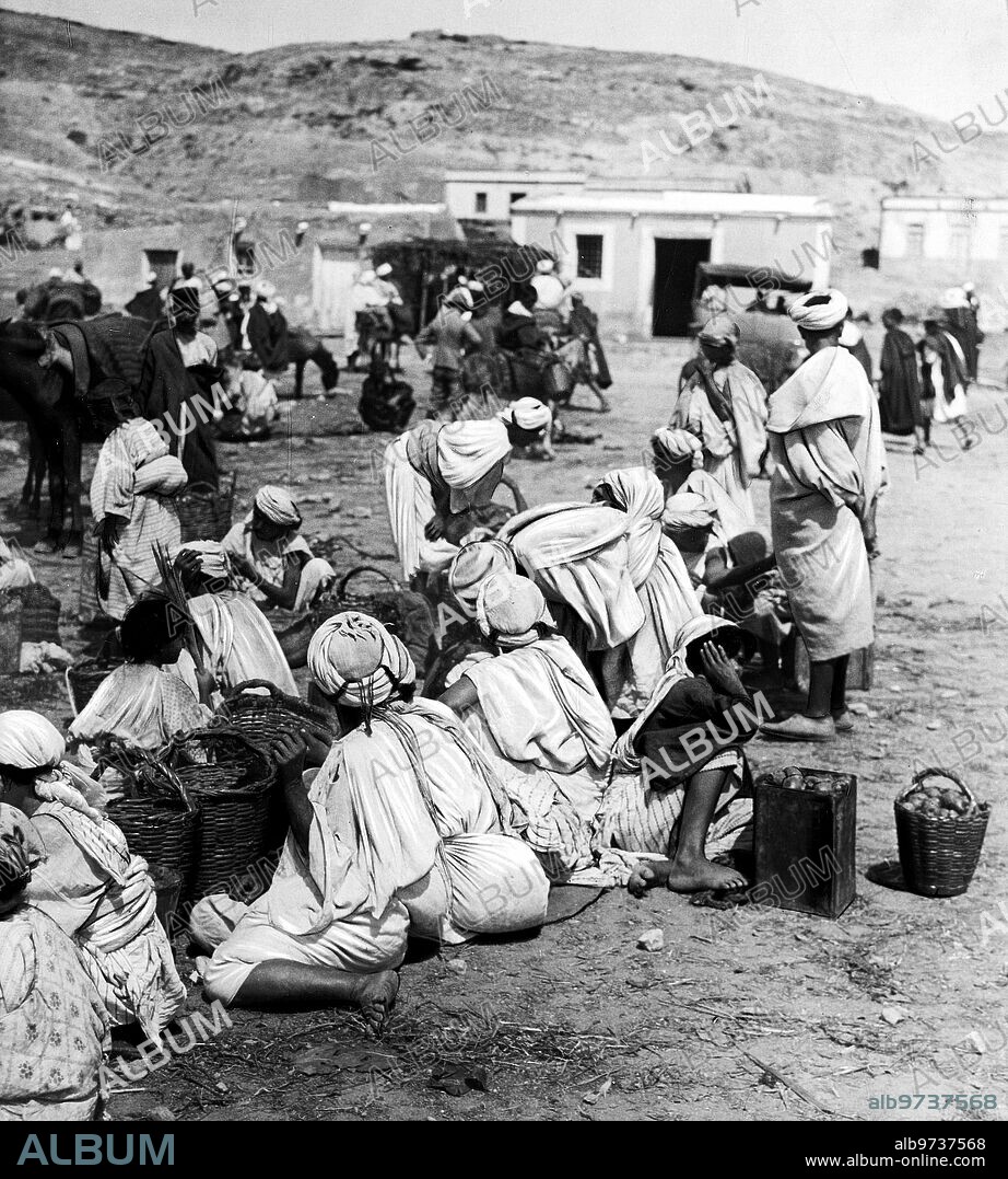 Septiembre 1921. Melilla. Un zoco
Moros de tres Forcas y Benisicar Vendiendo Higos Chumbos en el zoco moruno Establecido en los Alrededores del fuerte Reina Regente.