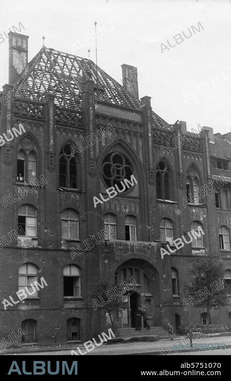 Berlin-Wedding, Jüdisches Altersheim in der Iranischen Straße 3 (fertiggestellt 1907). Außenansicht des kriegsbeschädigten Gebäudes. Foto, Abraham Pisarek, undat. (nach 1945).