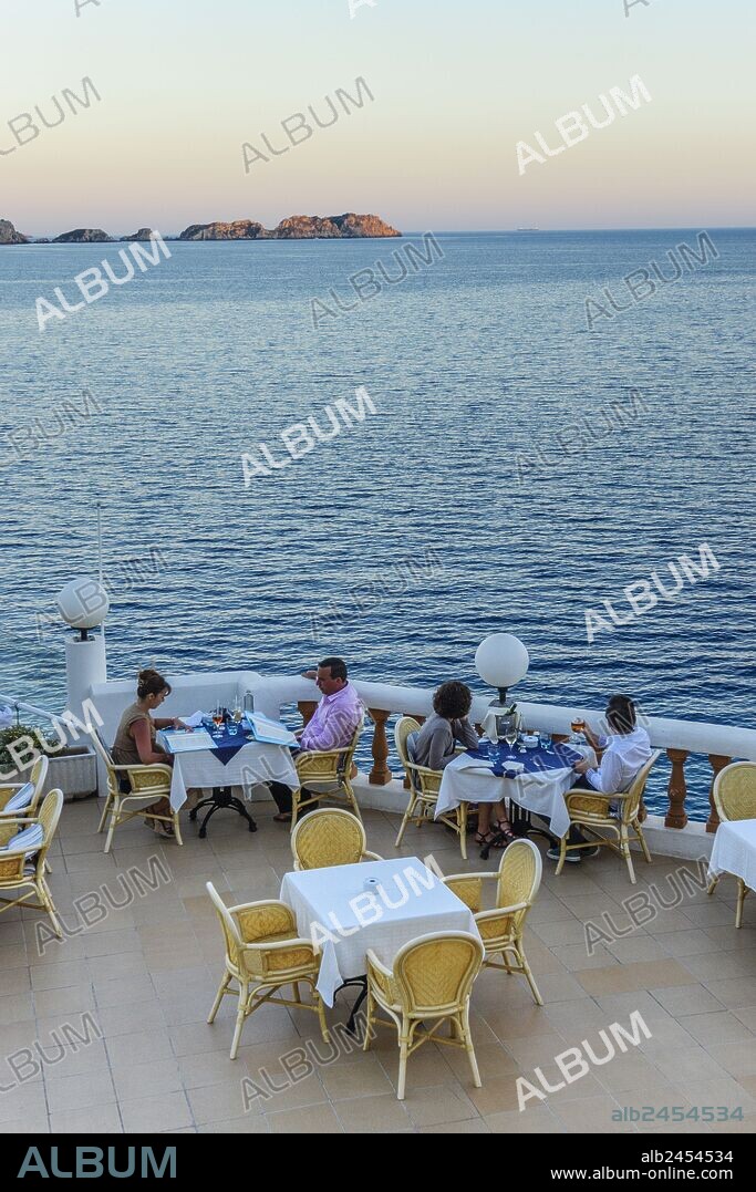 terraza al aire libre, bar restaurante La Gran Tortuga, aldea de Cala Fornells, Calvia, Mallorca,Islas Baleares, Spain.