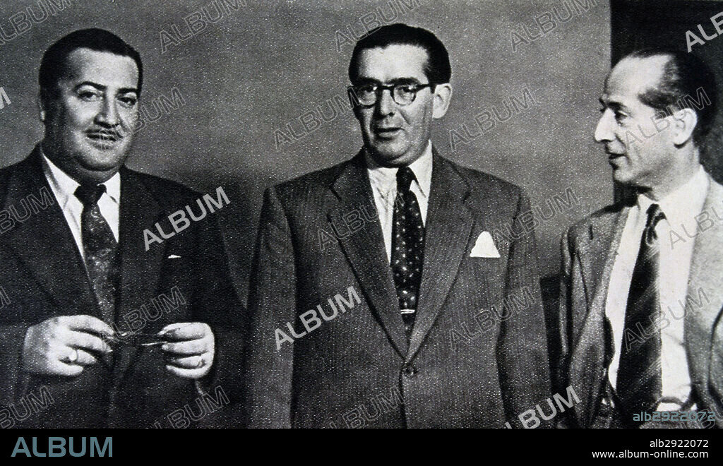 Rafael de León y Antonio Quintero junto al compositor Manuel López Quiroga (en el centro).