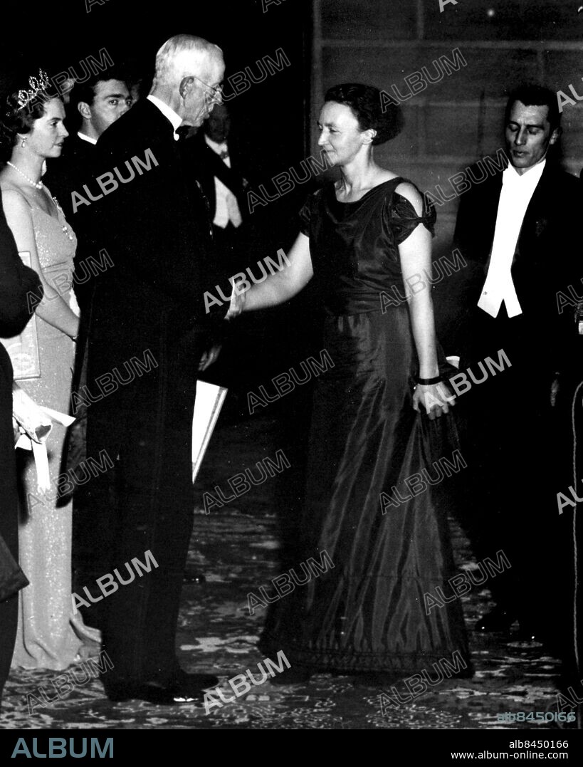 STOCKHOLM 1935-12-10 . Kung Gustaf V delar ut Nobelpriset i kemi till madame Iréne Curie-Joliot (dotter till Pierre och Marie Curie) som får priset tillsammans med sin make Frédéric Joliot-Curie (till höger). Foto:/SCANPIX. Code: 20360. ***. ENGCAP: Nobel prize 1935.. Iréne Curie-Joliot (daughter of Pierre och Marie Curie) together with her husband, is recieving the nobel prize in chemistry from the hand of King Gustaf V.
