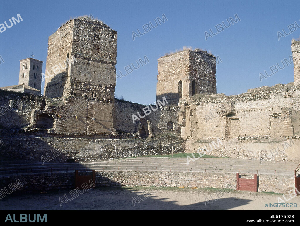 RUINAS DEL CASTILLO S XIV Y PARTE DE SUS MURALLAS S XI AL XV-PLAZA DE TOROS- TORRE DE LA IGLESIA DE SANTA MARIA AL FONDO.