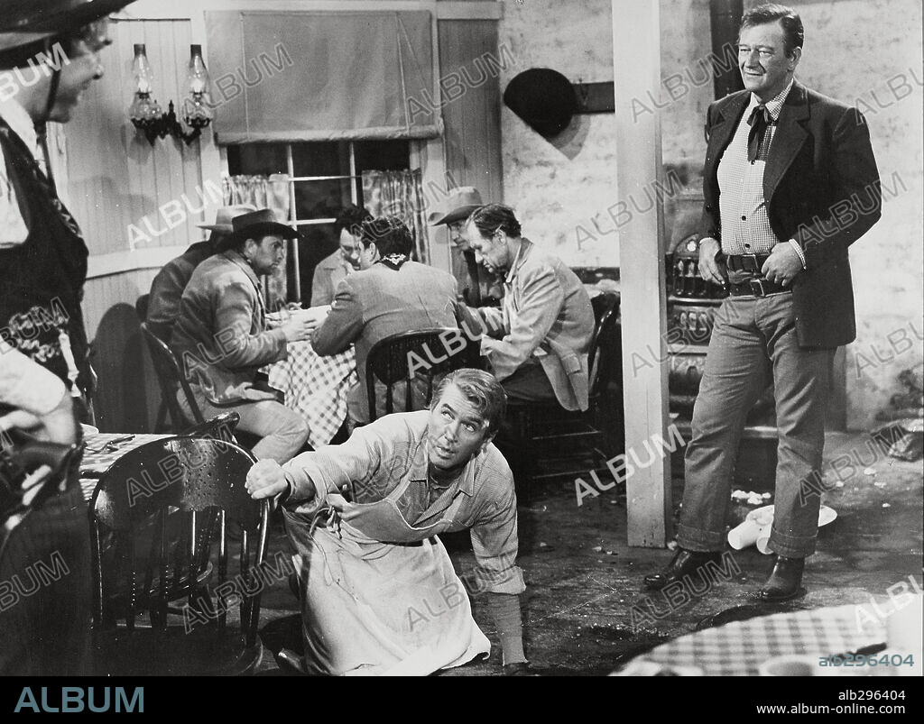 JAMES STEWART y JOHN WAYNE en EL HOMBRE QUE MATO A LIBERTY BALANCE, 1962 (THE MAN WHO SHOT LIBERTY VALANCE), dirigida por JOHN FORD. Copyright PARAMOUNT PICTURES.