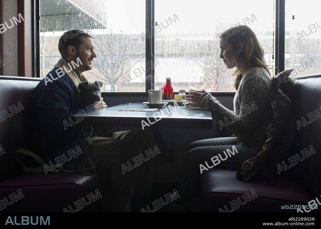 NOOMI RAPACE y TOM HARDY en LA ENTREGA, 2014 (THE DROP), dirigida por MICHAEL R. ROSKAM. Copyright CHERNIN ENTERTAINMENT/FOX SEARCHLIGHT PICTURES.
