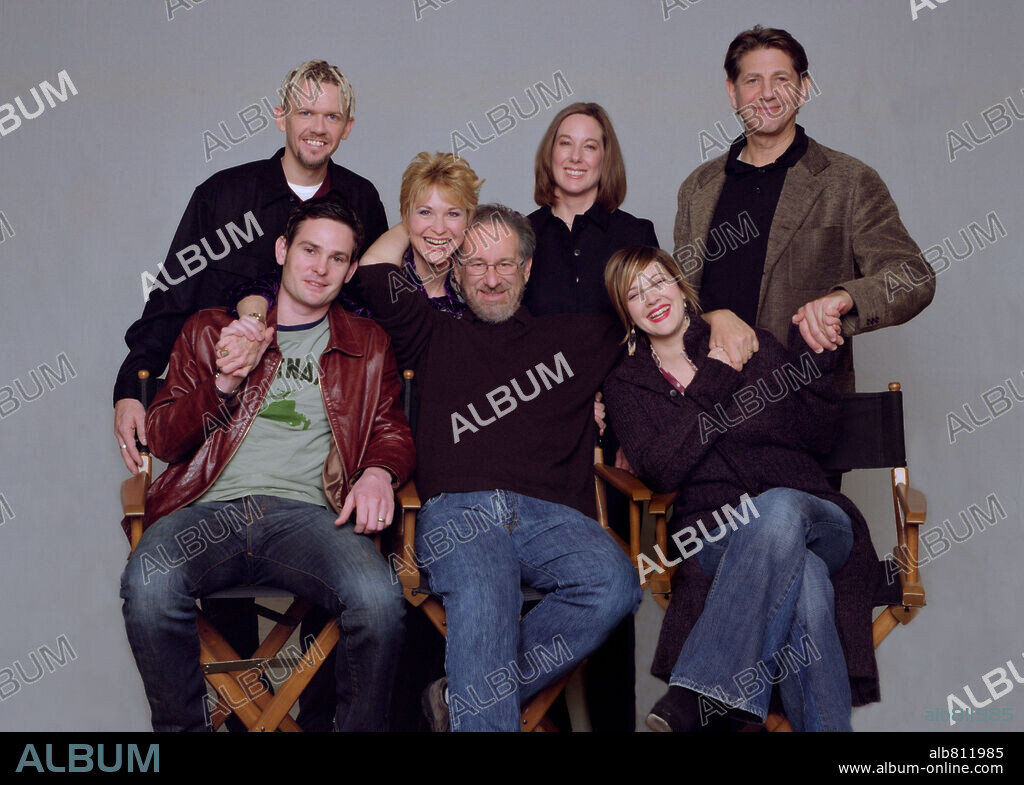 DEE WALLACE-STONE, DREW BARRYMORE, HENRY THOMAS, KATHLEEN KENNEDY, PETER COYOTE, ROBERT MacNAUGHTON and STEVEN SPIELBERG in E. T. THE EXTRA-TERRESTRIAL, 1982, directed by STEVEN SPIELBERG. Copyright UNIVERSAL PICTURES / BERLINER, ALEX.